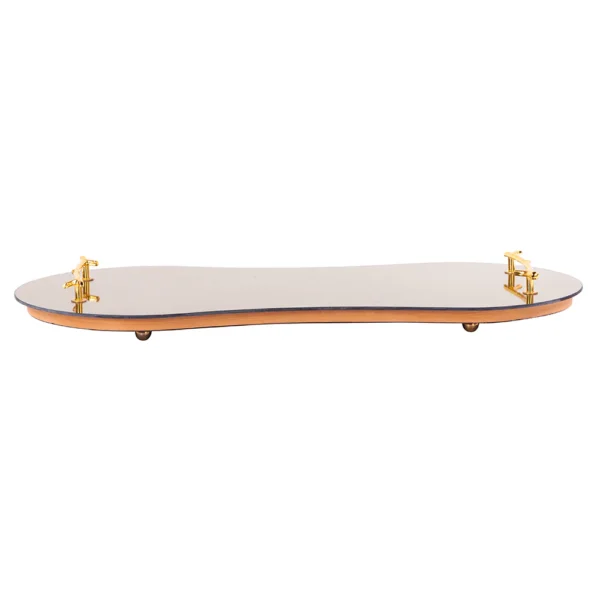 Bandeja feita de madeira revestida com espelho em sua base, com design em curvas sinuosas e elegantes com detalhe de puxadores em metal dourado liso. Peça que agrega personalidade a decoração e pode ser utilizado sobre aparadores em salas e quartos. Desenvolvido e fabricado nacionalmente pela Modali Design.