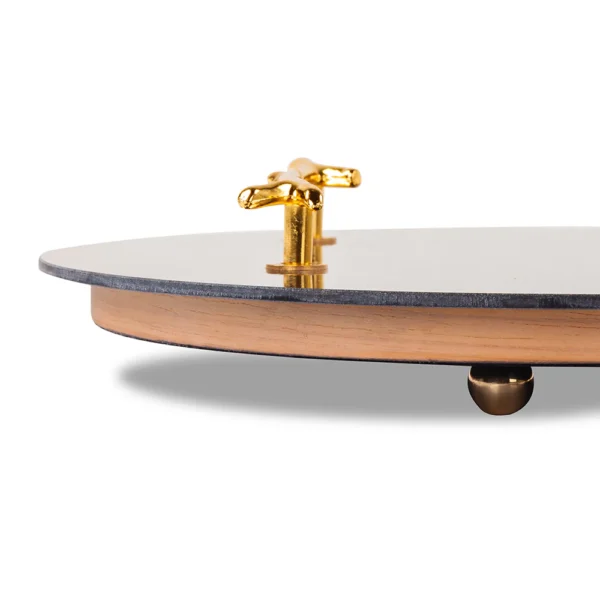 Bandeja feita de madeira revestida com espelho em sua base, com design em formato oval e elegante com detalhe de puxadores em metal dourado liso. Peça que agrega personalidade a decoração e pode ser utilizado sobre aparadores em salas e quartos. Desenvolvido e fabricado nacionalmente pela Modali Design.