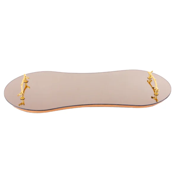 Bandeja feita de madeira revestida com espelho em sua base, com design em curvas sinuosas e elegantes com detalhe de puxadores em metal dourado liso. Peça que agrega personalidade a decoração e pode ser utilizado sobre aparadores em salas e quartos. Desenvolvido e fabricado nacionalmente pela Modali Design.