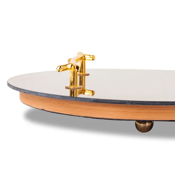 Bandeja feita de madeira revestida com espelho em sua base, com design em curvas sinuosas e elegantes com detalhe de puxadores em metal dourado liso. Peça que agrega personalidade a decoração e pode ser utilizado sobre aparadores em salas e quartos. Desenvolvido e fabricado nacionalmente pela Modali Design.