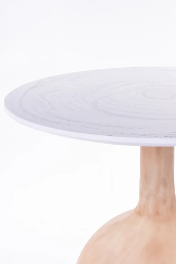 Mesa de apoio com base em madeira e com tampo redondo de resina na cor branco marmorizado. Móvel de design moderno ideal para ser exposta e encaixada ao lado de sofás e poltronas. Desenvolvido e fabricado nacionalmente pela Modali Design.