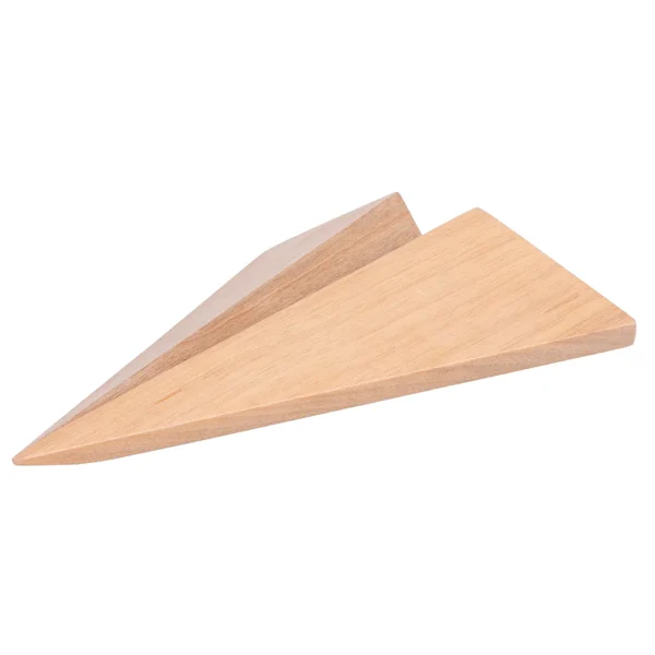 Escultura feita de madeira natural, com desenho em formato de avião. Adorno de acabamento liso criado para ser exposto sobre mesas, aparadores, estantes e prateleiras. Desenvolvido e fabricado nacionalmente pela Modali Design.