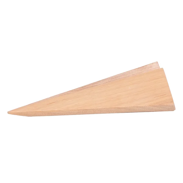 Escultura feita de madeira natural, com desenho em formato de avião. Adorno de acabamento liso criado para ser exposto sobre mesas, aparadores, estantes e prateleiras. Desenvolvido e fabricado nacionalmente pela Modali Design.