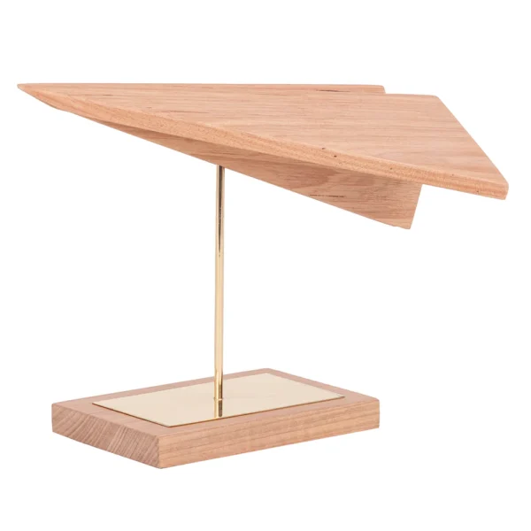 Escultura feita de madeira natural, com desenho em formato de avião e base de madeira com metal em tonalidade dourada. Adorno de acabamento liso criado para ser exposto sobre mesas, aparadores, estantes e prateleiras. Desenvolvido e fabricado nacionalmente pela Modali Design.