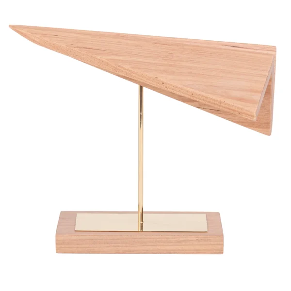 Escultura feita de madeira natural, com desenho em formato de avião e base de madeira com metal em tonalidade dourada. Adorno de acabamento liso criado para ser exposto sobre mesas, aparadores, estantes e prateleiras. Desenvolvido e fabricado nacionalmente pela Modali Design.