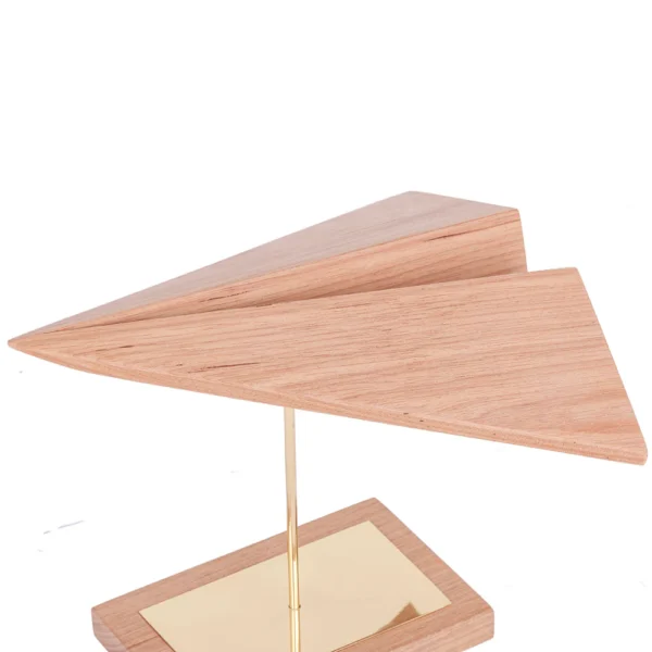 Escultura feita de madeira natural, com desenho em formato de avião e base de madeira com metal em tonalidade dourada. Adorno de acabamento liso criado para ser exposto sobre mesas, aparadores, estantes e prateleiras. Desenvolvido e fabricado nacionalmente pela Modali Design.