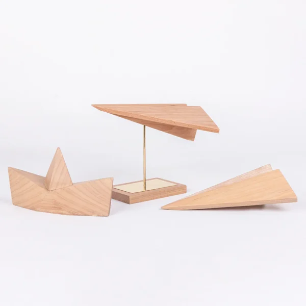 Escultura feita de madeira natural, com desenho em formato de barco. Adorno de acabamento liso criado para ser exposto sobre mesas, aparadores, estantes e prateleiras. Desenvolvido e fabricado nacionalmente pela Modali Design.