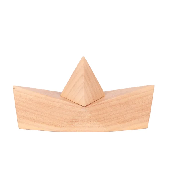 Escultura feita de madeira natural, com desenho em formato de barco. Adorno de acabamento liso criado para ser exposto sobre mesas, aparadores, estantes e prateleiras. Desenvolvido e fabricado nacionalmente pela Modali Design.