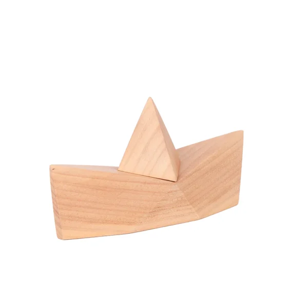 Escultura feita de madeira natural, com desenho em formato de barco. Adorno de acabamento liso criado para ser exposto sobre mesas, aparadores, estantes e prateleiras. Desenvolvido e fabricado nacionalmente pela Modali Design.