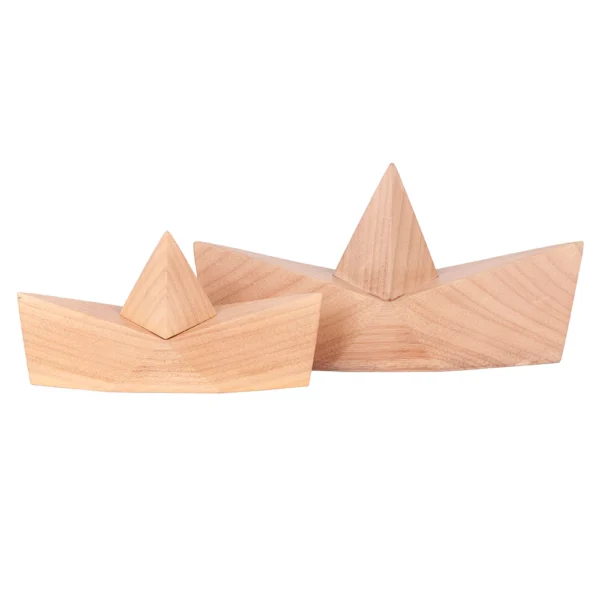 Escultura feita de madeira natural, com desenho em formato de barco. Adorno de acabamento liso criado para ser exposto sobre mesas, aparadores, estantes e prateleiras. Desenvolvido e fabricado nacionalmente pela Modali Design.