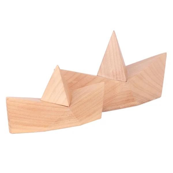 Escultura feita de madeira natural, com desenho em formato de barco. Adorno de acabamento liso criado para ser exposto sobre mesas, aparadores, estantes e prateleiras. Desenvolvido e fabricado nacionalmente pela Modali Design.