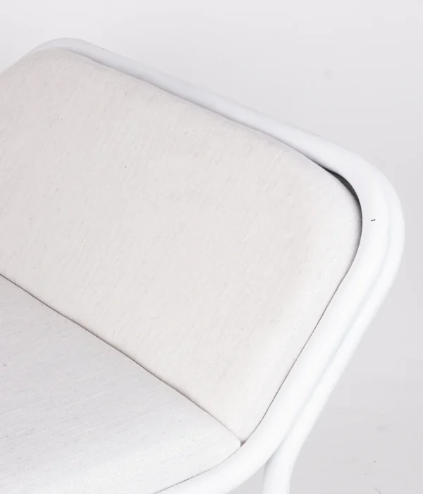 Palma é muito mais que um simples assento, ele é a união perfeita entre versatilidade e atemporalidade. Sofisticação e exclusividade para qualquer ambiente. Seja para sentar, apoiar ou simplesmente apreciar, sendo garantia de conforto e beleza. Criação desenvolvida por Tiago Curioni e fabricado nacionalmente pela Modali Design.