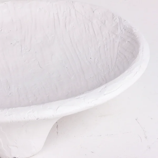 Centro de mesa feito em resina com aspecto rústico em tonalidade branca, em formato oval. Peça elegante que agrega sofisticação e se torna um diferencial na decoração. Desenvolvido e fabricado nacionalmente pela Modali Design.