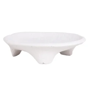 Centro de mesa feito em resina com aspecto rústico em tonalidade branca, em formato oval. Peça elegante que agrega sofisticação e se torna um diferencial na decoração. Desenvolvido e fabricado nacionalmente pela Modali Design.