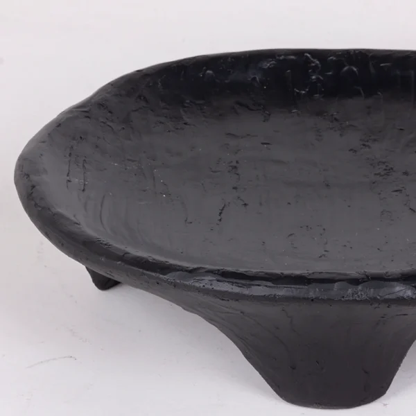 Centro de mesa feito em resina com aspecto rústico em tonalidade preta, em formato oval. Peça elegante que agrega sofisticação e se torna um diferencial na decoração. Desenvolvido e fabricado nacionalmente pela Modali Design.
