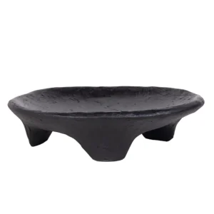 Centro de mesa feito em resina com aspecto rústico em tonalidade preta, em formato oval. Peça elegante que agrega sofisticação e se torna um diferencial na decoração. Desenvolvido e fabricado nacionalmente pela Modali Design.