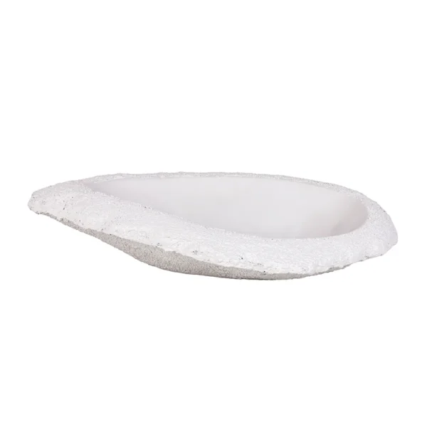 Centro de mesa feito em resina com aspecto rústico em tonalidade branca e em formato orgânico. Peça que agrega personalidade a decoração e pode ser utilizado sobre mesas de jantar e mesas de centro na sala de estar. Desenvolvido e fabricado nacionalmente pela Modali Design.