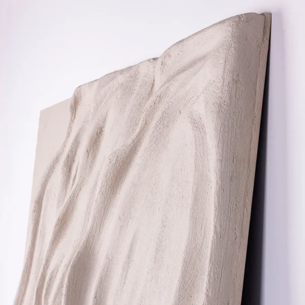 Quadro escultura para parede de resina rústica em tonalidade areia, com desenho e inspiração artística criada e desenvolvida por Andrés Fernandez e fabricado nacionalmente pela Modali Design. Uma sugestão que pode ser utilizada na decoração do seu ambiente, seria utilizar 02 peças iguais invertidas na parede formando um desenho continuo orgânico na decoração da parede do seu ambiente.