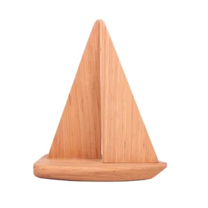Escultura feita de madeira natural, com desenho em formato de barco. Adorno de acabamento liso criado para ser exposto sobre mesas, aparadores, estantes e prateleiras. Desenvolvido e fabricado nacionalmente pela Modali Design.