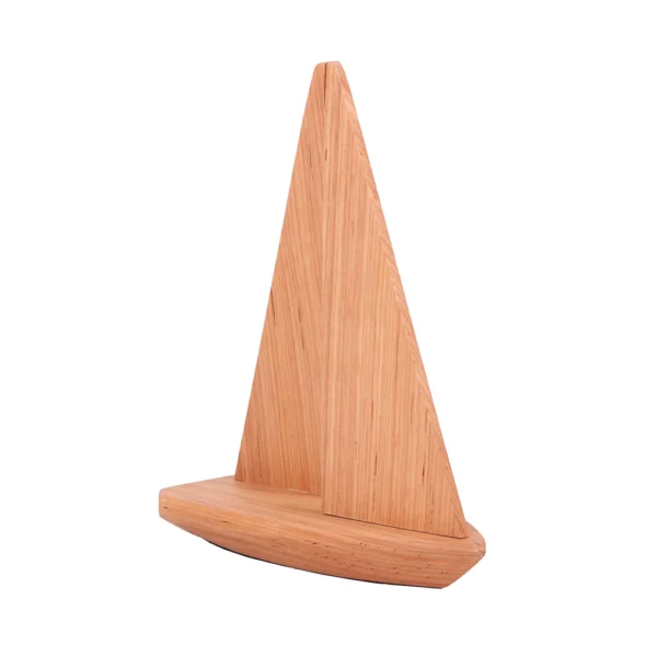 Escultura feita de madeira natural, com desenho em formato de barco. Adorno de acabamento liso criado para ser exposto sobre mesas, aparadores, estantes e prateleiras. Desenvolvido e fabricado nacionalmente pela Modali Design.