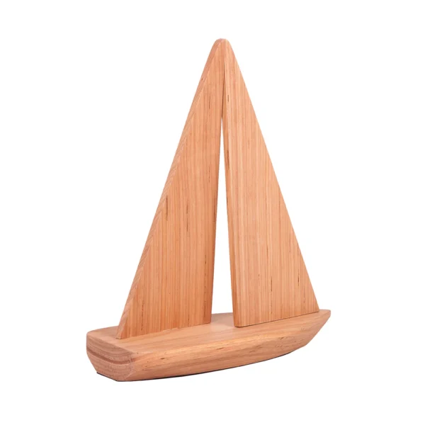 Escultura feita de madeira natural, com desenho em formato de barco. Adorno de acabamento liso criado para ser exposto sobre mesas, aparadores, estantes e prateleiras. Desenvolvido e fabricado nacionalmente pela Modali Design.