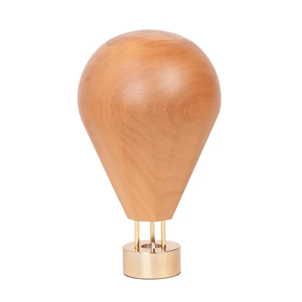 Escultura feita de madeira natural, com desenho em formato de balão e base de metal em tonalidade dourada. Adorno de acabamento liso criado para ser exposto sobre mesas, aparadores, estantes e prateleiras. Desenvolvido e fabricado nacionalmente pela Modali Design.
