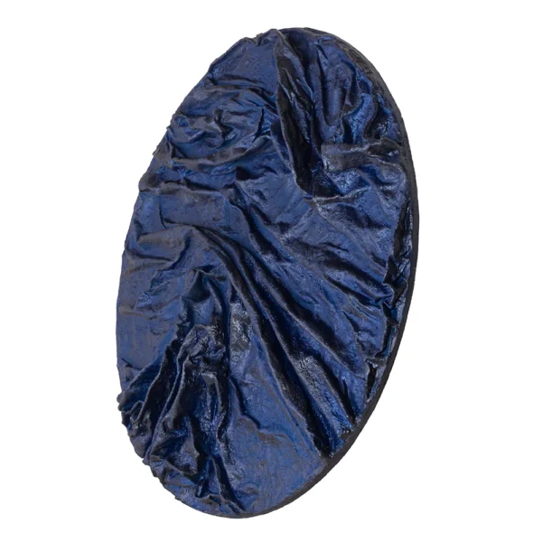 Quadro escultura para parede de resina rústica em tonalidade azul em formato redondo, desenvolvido e fabricado nacionalmente pela Modali Design.