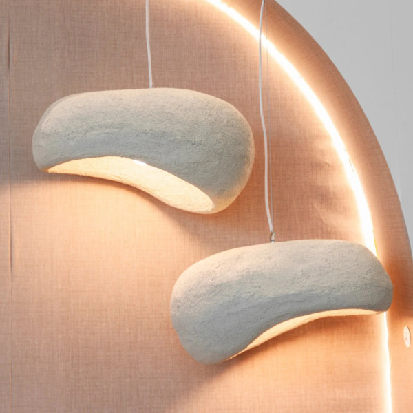 Pendente feito com resina com aspecto rústico branco. Peça de design elegante que agrega um diferencial a decoração. Desenvolvido e fabricado nacionalmente pela Modali Design.