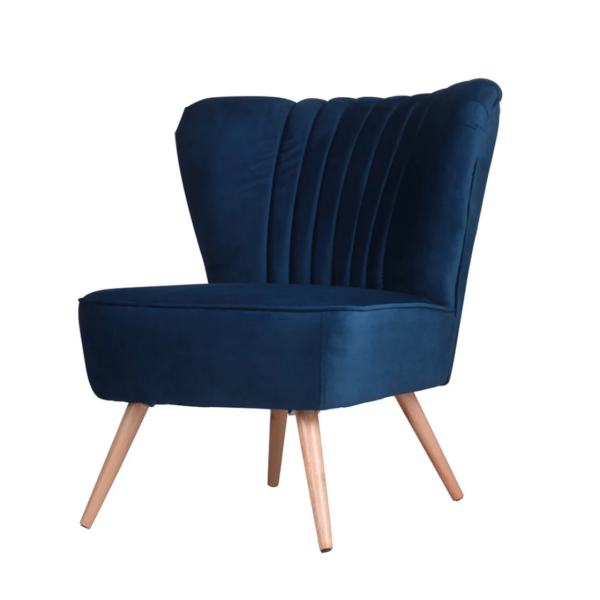 Poltrona feita em tecido de veludo, na tonalidade azul, com efeito de gomos no encosto e sustentada por quatro pés de madeira. Móvel de design clássico e elegante, que agrega conforto e aconchego a qualquer ambiente. Desenvolvido e fabricado nacionalmente pela Modali Design.