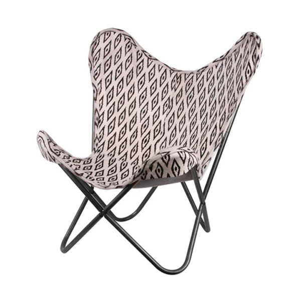 Poltrona de metal e pernas em X com assento de tecido de estampa geométrica, na cor preto e branco. Peça confortável que agrega personalidade a decoração e pode ser utilizado em salas e quartos. Desenvolvido e fabricado nacionalmente pela Modali Design.