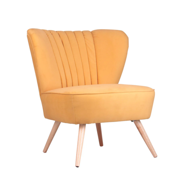 Poltrona feita em tecido de veludo, na tonalidade mostarda, com efeito de gomos no encosto e sustentada por quatro pés de madeira. Móvel de design clássico e elegante, que agrega conforto e aconchego a qualquer ambiente. Desenvolvido e fabricado nacionalmente pela Modali Design.
