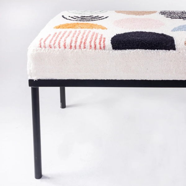 Uma verdadeira obra de arte esta Chaise Recamier em metal preto e tapeçaria em fios de algodão da mais alta qualidade, trás tons neutros bege claro em contraste com desenho artístico no tecido colorido em verde, marrom avermelhado, rosa, mostarda, preto, azul, bege escuro e marrom para o seu ambiente ficar mais vivo, despojado e confortável. Pode ser utilizado na sala de estar e no quarto. Desenvolvido e fabricado nacionalmente pela Modali Design.
