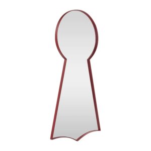 Espelho em formato de fechadura, o designer traz a brincadeira por trás de quem já espiou por através da porta. Um meticuloso processo de serralheria e vidraçaria são capazes de traduzir em uma peça descontraída, o rigor e qualidade de construção. Emoldurado em aço pintado em cor vermelho, o espelho ESPIA pode adquirir diversas cores. Desenhado pelo arquiteto e designer de interiores Tiago Curioni e desenvolvido e fabricado nacionalmente pela Modali Design.