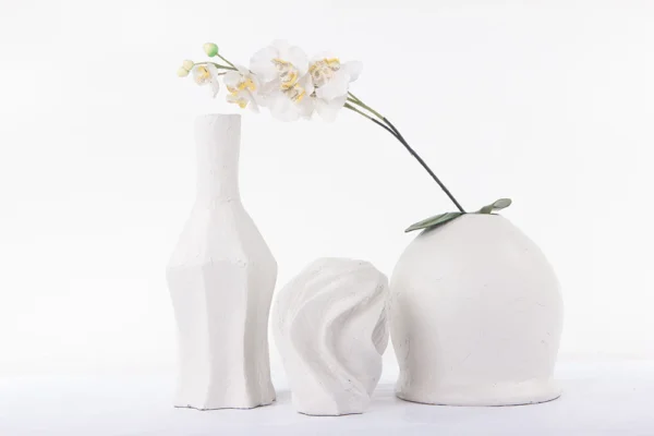 Vaso em resina em tonalidade branca com aspecto rustico. Peça de design moderno com toque sutil, pode ser utilizado com o seu arranjo sobre mesas e estantes. Desenvolvido e fabricado nacionalmente pela Modali Design.