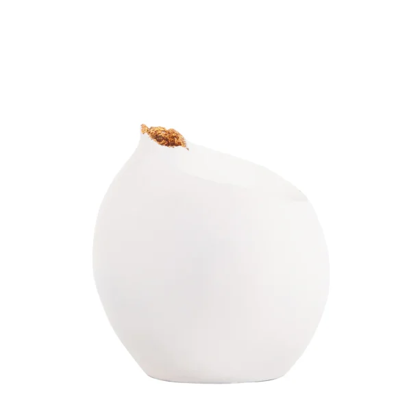Vaso em resina branca lisa com design orgânico e acabamento interno em dourado. Peça de design moderno com toque sutil, pode ser utilizado com o seu arranjo sobre mesas e estantes. Desenvolvido e fabricado nacionalmente pela Modali Design.