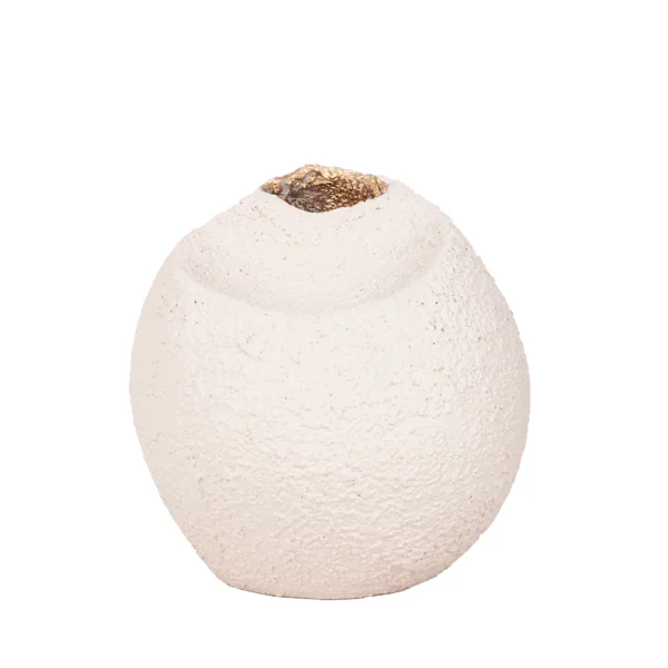 Vaso em resina com aspecto rustico, com tonalidade areia e com design orgânico e acabamento interno em dourado. Peça de design moderno com toque sutil, pode ser utilizado com o seu arranjo sobre mesas e estantes. Desenvolvido e fabricado nacionalmente pela Modali Design.