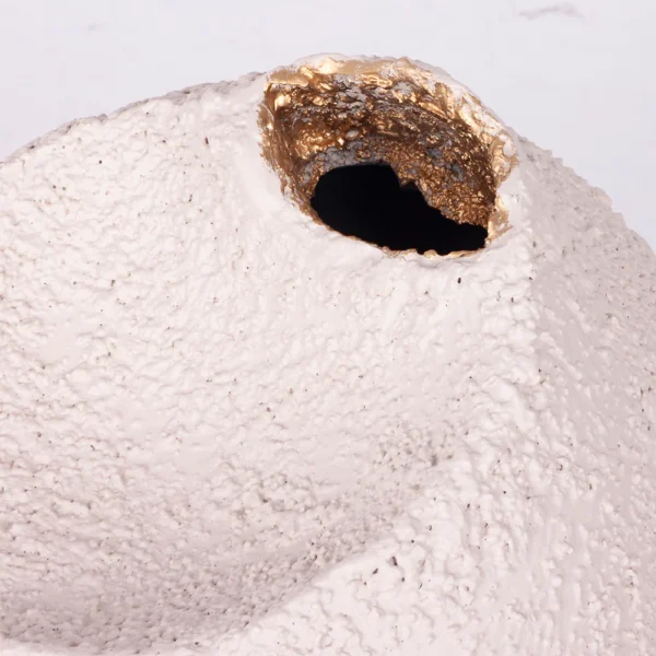 Vaso em resina com aspecto rustico, com tonalidade areia e com design orgânico e acabamento interno em dourado. Peça de design moderno com toque sutil, pode ser utilizado com o seu arranjo sobre mesas e estantes. Desenvolvido e fabricado nacionalmente pela Modali Design.
