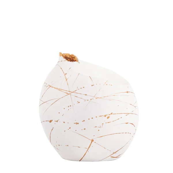 Vaso em resina lisa listrado com tonalidade branca, com design orgânico e acabamento interno em dourado. Peça de design moderno com toque sutil, pode ser utilizado com o seu arranjo sobre mesas e estantes. Desenvolvido e fabricado nacionalmente pela Modali Design.