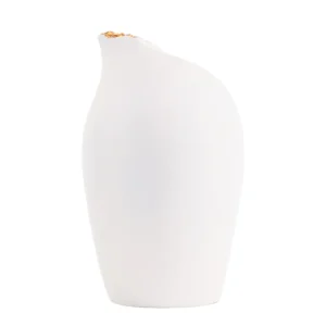 Vaso em resina branca lisa com design orgânico e acabamento interno em dourado. Peça de design moderno com toque sutil, pode ser utilizado com o seu arranjo sobre mesas e estantes. Desenvolvido e fabricado nacionalmente pela Modali Design.