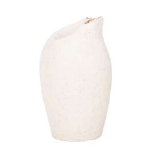 Vaso em resina com aspecto rustico em tonalidade areia, com design orgânico e acabamento interno em dourado. Peça de design moderno com toque sutil, pode ser utilizado com o seu arranjo sobre mesas e estantes. Desenvolvido e fabricado nacionalmente pela Modali Design.