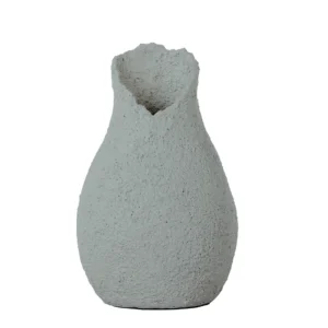 Vaso em resina em tonalidade fendi com aspecto rustico. Peça de design moderno, pode ser utilizado com o seu arranjo sobre mesas e estantes. Desenvolvido e fabricado nacionalmente pela Modali Design.