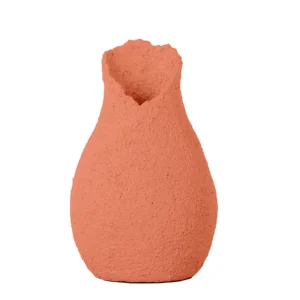 Vaso em resina em tonalidade terracota com aspecto rustico. Peça de design moderno, pode ser utilizado com o seu arranjo sobre mesas e estantes. Desenvolvido e fabricado nacionalmente pela Modali Design.
