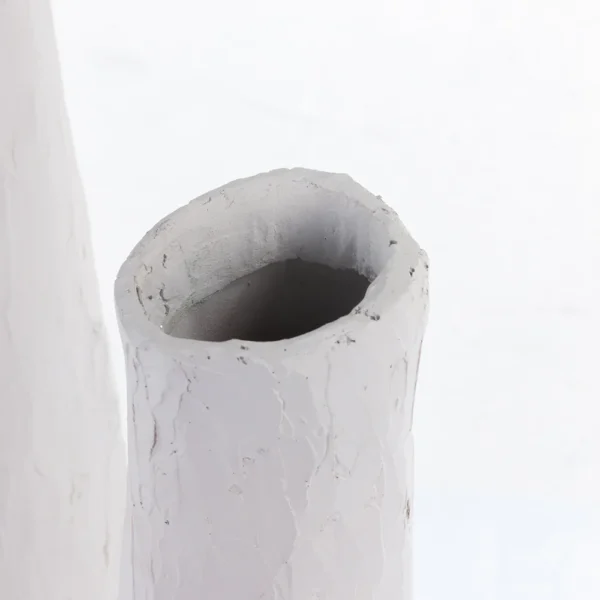 Vaso em resina em tonalidade branca com aspecto rustico. Peça de design moderno com toque sutil, pode ser utilizado com o seu arranjo sobre mesas e estantes. Desenvolvido e fabricado nacionalmente pela Modali Design.
