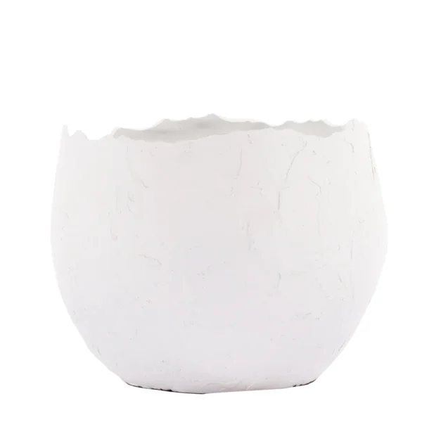 Vaso em resina em tonalidade branca com aspecto rustico. Peça de design moderno com toque sutil, pode ser utilizado com o seu arranjo sobre mesas e estantes. Desenvolvido e fabricado nacionalmente pela Modali Design.