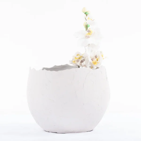 Vaso em resina em tonalidade branca com aspecto rustico. Peça de design moderno com toque sutil, pode ser utilizado com o seu arranjo sobre mesas e estantes. Desenvolvido e fabricado nacionalmente pela Modali Design.