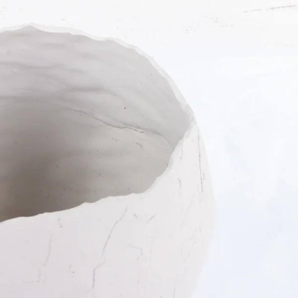 Vaso em resina em tonalidade branca com aspecto rustico. Peça de design moderno com toque sutil, pode ser utilizado com o seu arranjo sobre mesas e estantes. Desenvolvido e fabricado nacionalmente pela Modali Design.